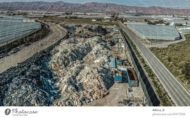 Berge von Plastik Abfall aus den Gewächshäusern in Andalusien Industrie Umwelt Natur Landschaft Pflanze Tier Kunststoff bedrohlich gruselig hässlich Desaster
