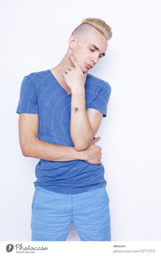 junger Mann mit einer stilvollen Frisur Lifestyle kaufen maskulin Homosexualität Junger Mann Jugendliche 1 Mensch 18-30 Jahre Erwachsene Mode T-Shirt Hose