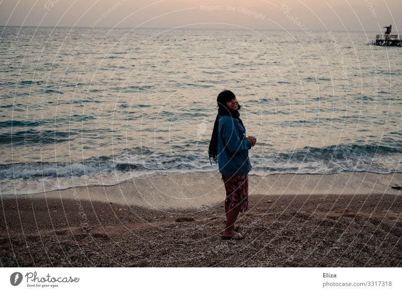 700 I Ein Mädchen am Strand freut sich Frau freuen lächeln Wellen kiesstrand Sonnenaufgang Urlaub Reisen Ferien & Urlaub & Reisen Meer Küste Sand Wasser