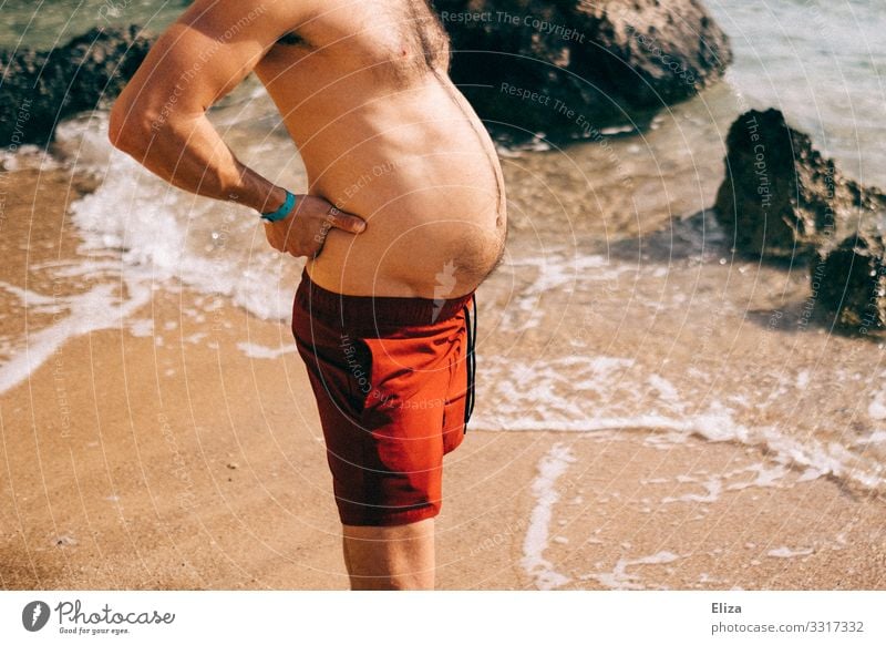 Ein Mann mit dickem Bauch in Badehose am Strand maskulin Erwachsene 18-30 Jahre Jugendliche 30-45 Jahre rund schwanger Ferien & Urlaub & Reisen Völlerei