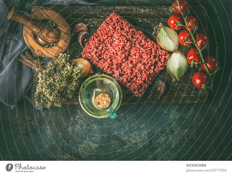 Rohes Hackfleisch mit Kochzutaten Lebensmittel Fleisch Gemüse Kräuter & Gewürze Öl Ernährung Bioprodukte Geschirr Design Häusliches Leben Küche Restaurant raw