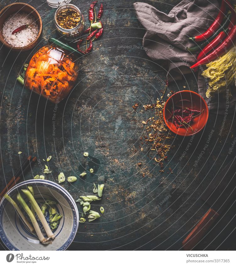 Chinakohl bewahren. Selbstgemachter Kimchi Lebensmittel Gemüse Kräuter & Gewürze Ernährung Bioprodukte Vegetarische Ernährung Diät Asiatische Küche Geschirr