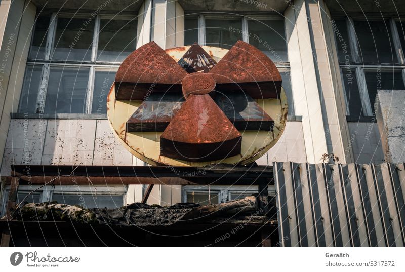 radioaktives Symbol an der Fassade des Gebäudes in Tschernobyl Ferien & Urlaub & Reisen Tourismus Ausflug Herbst Architektur Rost alt bedrohlich Desaster