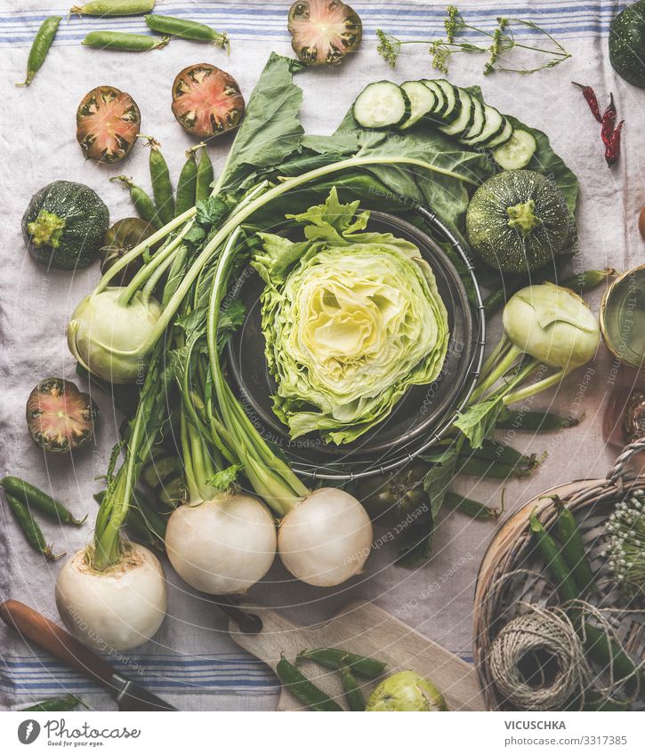 Grünes Gemüse vom Garten auf Küchentisch Lebensmittel Salat Salatbeilage Ernährung Bioprodukte Vegetarische Ernährung Diät kaufen Design green vegetables