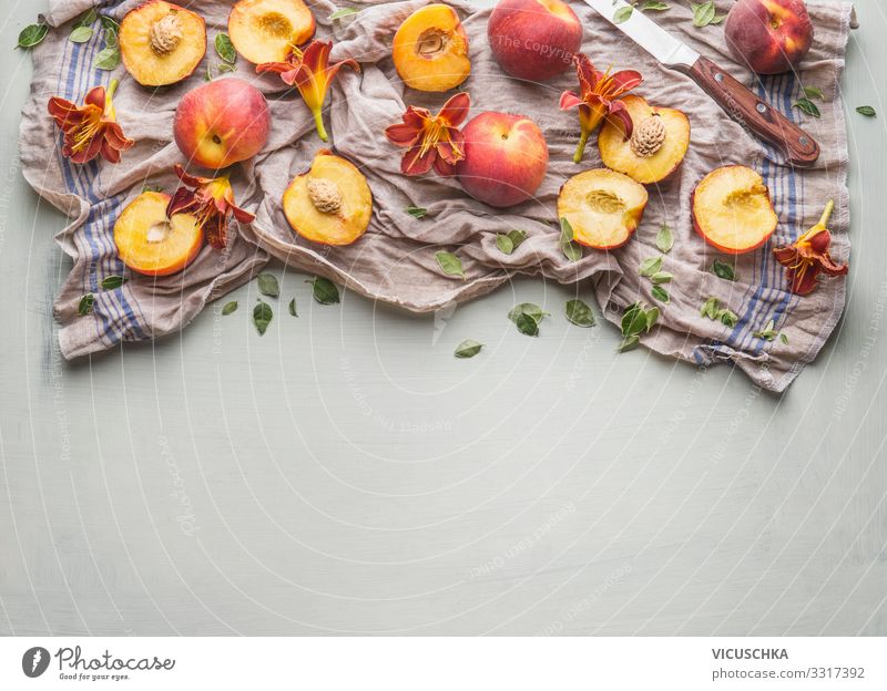 Ganzer und halber Pfirsich mit Gartenblumen Lebensmittel Frucht Ernährung Bioprodukte Vegetarische Ernährung Diät Messer Stil Gesunde Ernährung Sommer Design