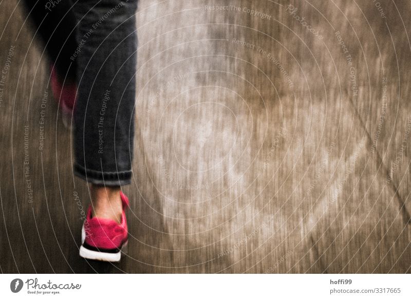 schnelle Schritte in rotem Schuh Mensch Beine Fuß 1 rennen Bewegung gehen laufen ästhetisch Geschwindigkeit sportlich Stadt braun rosa Kraft Tatkraft