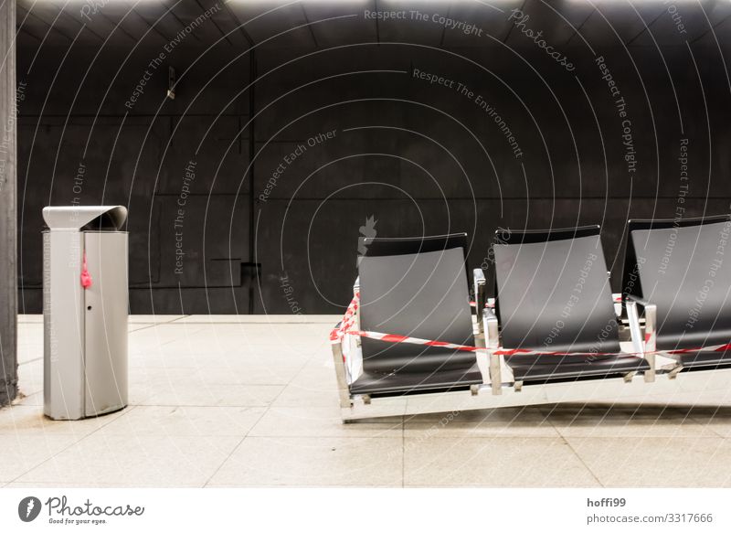 Mülleimer und defekte Sitzbank mit Flatterband in U-Bahn Station Mauer Wand Bank Müllbehälter Barriere bauen sitzen warten ästhetisch authentisch dreckig kaputt