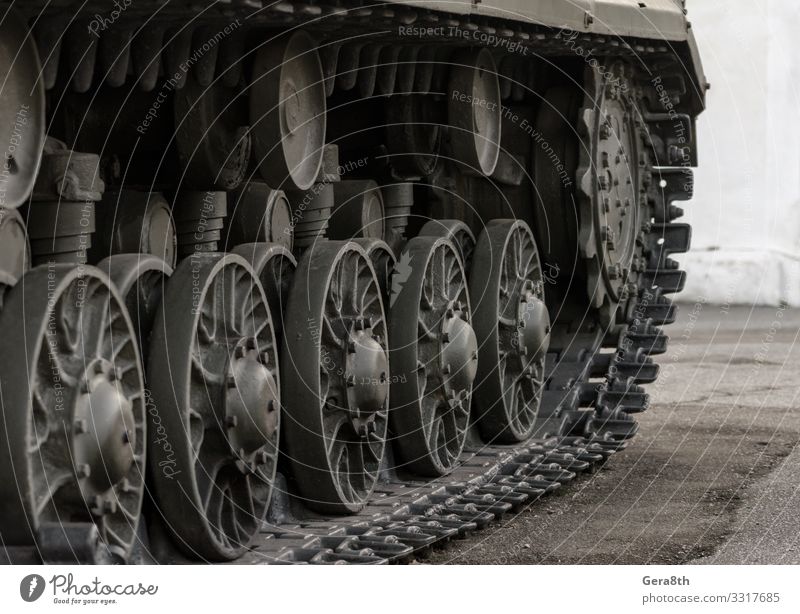 Räder und Lkw-Tank auf der Straße Verkehr Metall alt Krieg Krim Ukraine Rüstung Armee attackieren Hintergrund Konflikt Verteidigung detailliert Lamelle Gerät