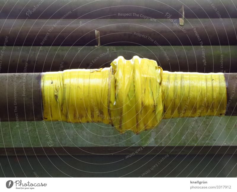 Getaped Röhren Klebeband dreckig kaputt gelb grau Sicherheit Schutz umwickelt geschlossen Farbfoto Außenaufnahme Menschenleer Textfreiraum oben
