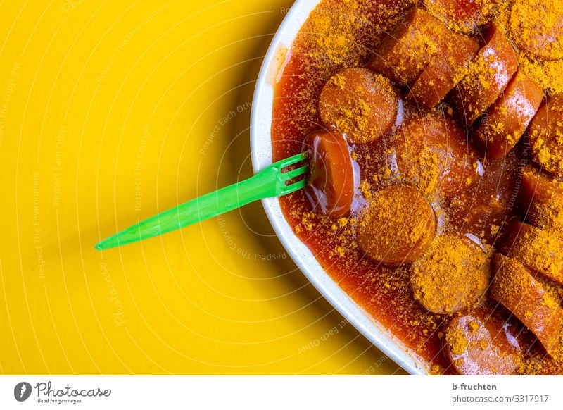 Currywurst Lebensmittel Wurstwaren Ernährung Fastfood Teller Gabel Gesundheit Gesunde Ernährung wählen Essen genießen frisch gelb rot Currywurstbude