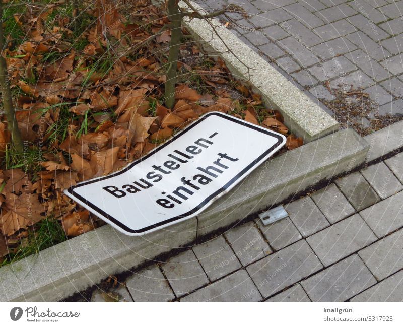 Baustelleneinfahrt Schriftzeichen Schilder & Markierungen Hinweisschild Warnschild Verkehrszeichen Kommunizieren liegen kaputt braun grau schwarz weiß