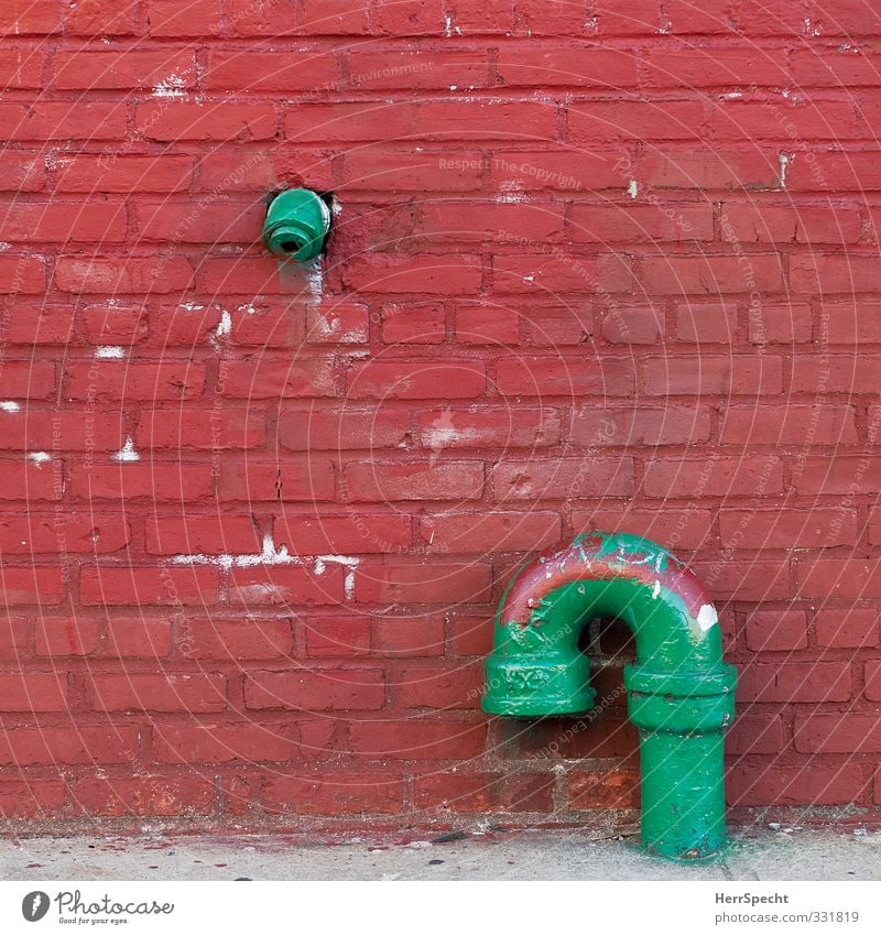 Anschluss gesucht Manhattan New York City USA Stadt Stadtzentrum Menschenleer Bauwerk Gebäude Mauer Wand Fassade alt trashig grün rot Mut Freundschaft