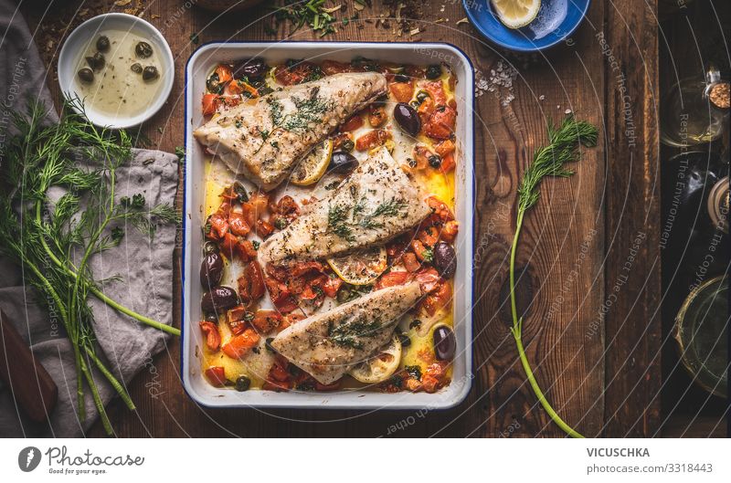 Leckere Fischfilets in mediterraner Sauce Lebensmittel Ernährung Diät Geschirr Stil Design Gesunde Ernährung Häusliches Leben Restaurant bass fish fillets