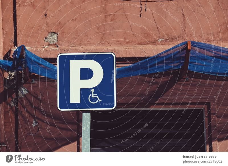 Rollstuhlfahrerampel auf der Straße in der Stadt Bilbao Spanien Ampel Verkehrsgebot Zeichen signalisieren Symbol deaktiviert Behinderten-Zeichen parken