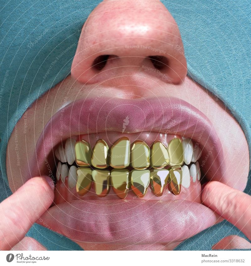 Zähne zeigen Mund Lippen Finger hässlich skurril Goldzahn Zahnfleisch Nase Farbfoto Nahaufnahme