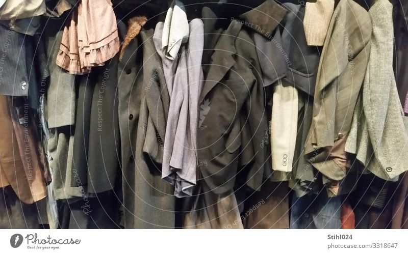 viele alte Jackets nebeneinander aufgehängt Bekleidung Kleid Anzug Mantel Oberbekleidung hängen elegant hässlich blau braun grau schwarz Ordnungsliebe