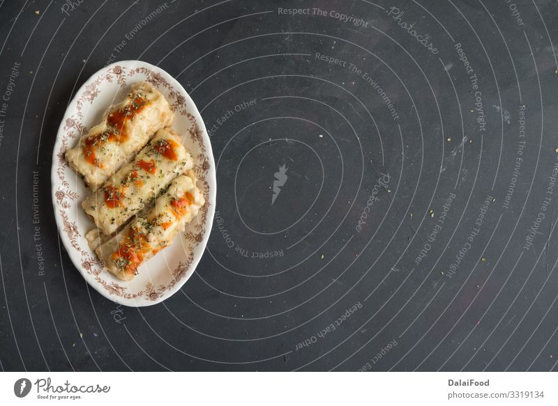 Cannelloni mit Fleisch gefüllten Nudeln Käse Teller Diät Canelones über Ansicht argentinisch bechamel Rindfleisch Kopierbereiche Lebensmittel Mahlzeit Oregano