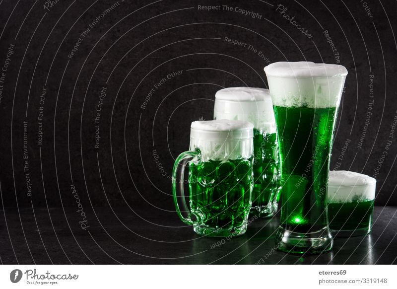 Traditionelles grünes St. Patrick's Day-Bier auf schwarzem Grund. Patrickstag Getränk trinken Alkohol festlich Ferien & Urlaub & Reisen Feste & Feiern Feiertag