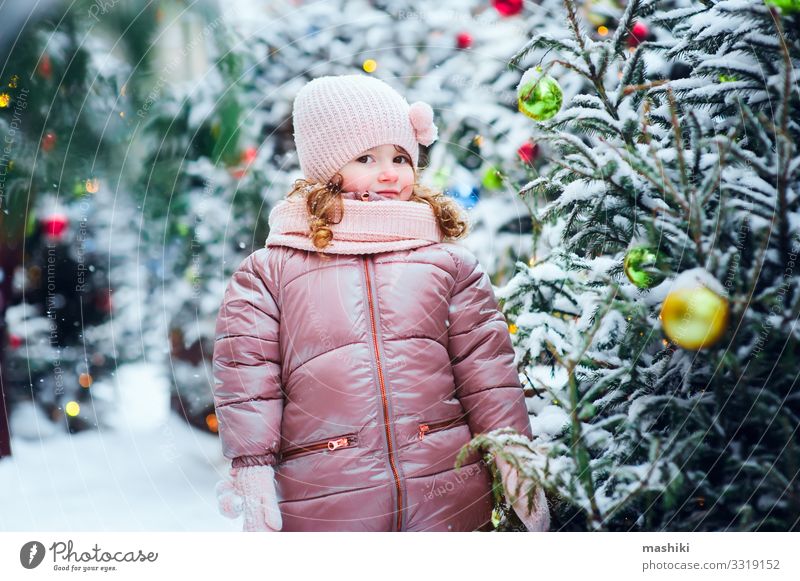 Weihnachts- und Winterporträt eines glücklichen Kleinkindes Freude Glück stricken Schnee Dekoration & Verzierung Silvester u. Neujahr Kind Baby Kindheit Wärme