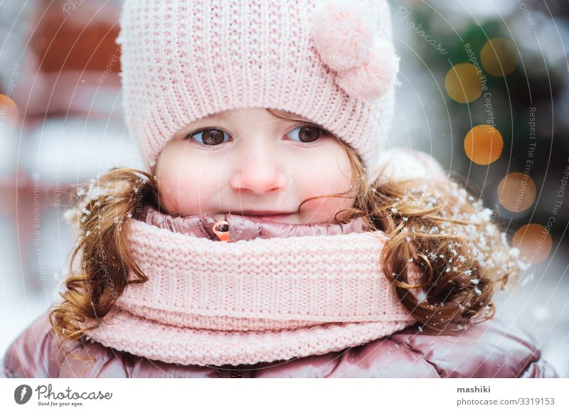 Weihnachts- und Winterporträt eines glücklichen Mädchens Freude Glück stricken Schnee Dekoration & Verzierung Silvester u. Neujahr Kind Baby Kindheit Wärme Baum
