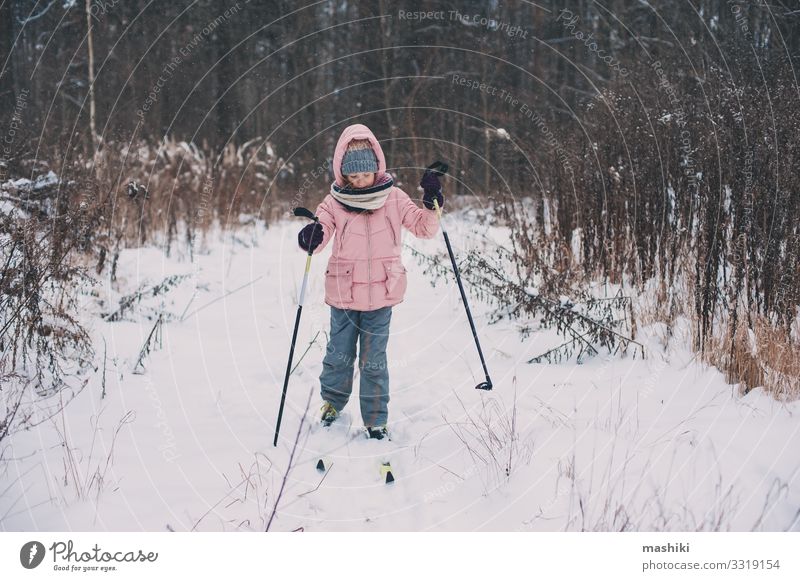 fröhliches Kind Mädchen Skifahren im Winter Schneewald Freude Glück Erholung Freizeit & Hobby Ferien & Urlaub & Reisen Abenteuer Sport Jugendliche Landschaft