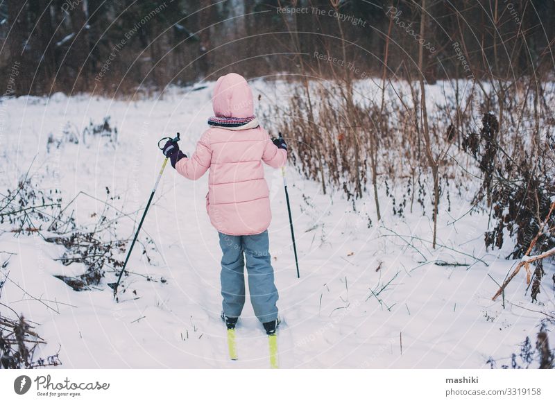 fröhliches Kind Mädchen Skifahren im Winter Schneewald Freude Glück Erholung Freizeit & Hobby Ferien & Urlaub & Reisen Abenteuer Sport Jugendliche Landschaft