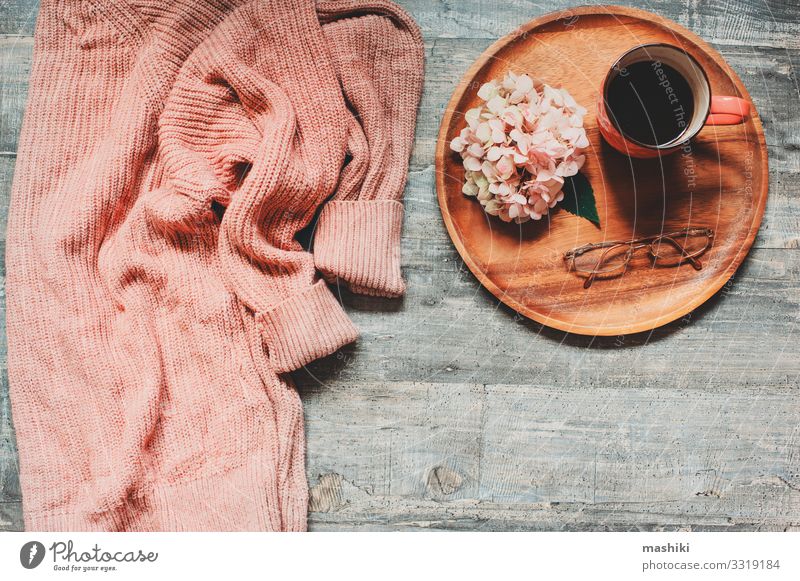 Herbst oder Sommer Gartentischaufsatz mit gemütlichem Pullover Frühstück Kaffee Design Erholung Freizeit & Hobby Ferien & Urlaub & Reisen