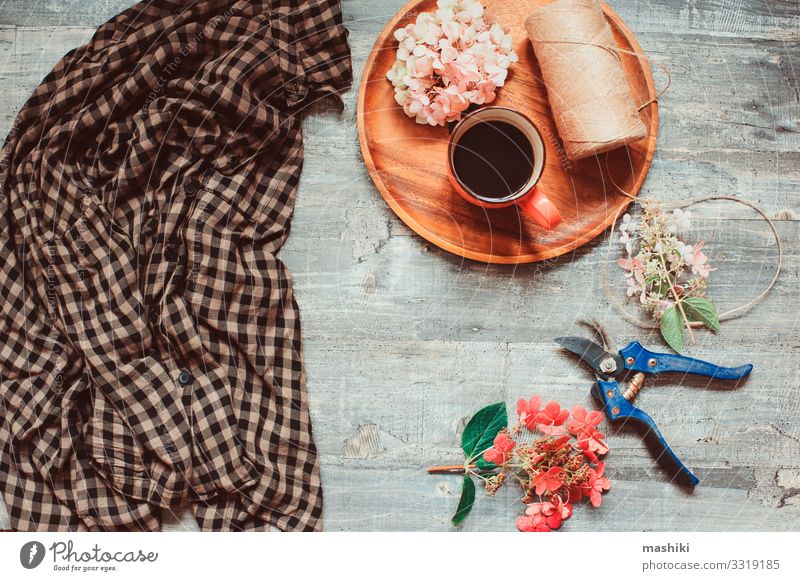 Herbst- oder Sommer-Gartentischaufsicht mit kariertem Hemd Frühstück Kaffee Design Erholung Ferien & Urlaub & Reisen Dekoration & Verzierung Tisch Natur