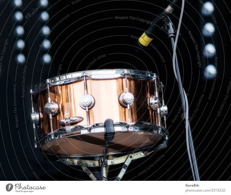 Schlagzeug mit Mikrofon auf der Bühne in Nahaufnahme Musik Konzert dunkel Trommel Gerät Instrument Mikrofone Musikinstrument Schlaginstrumente Leistung zeigen