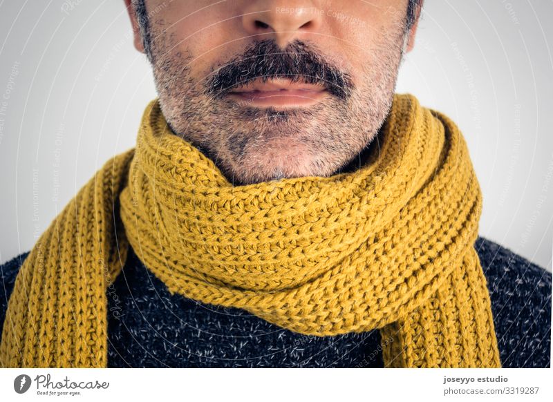 Nahaufnahme eines braunen Mannes mit Schnurrbart und gelbem Schal. Erwachsene schön Krebs Freizeitbekleidung Kaukasier charmant Erkältung Coolness Ausdruck