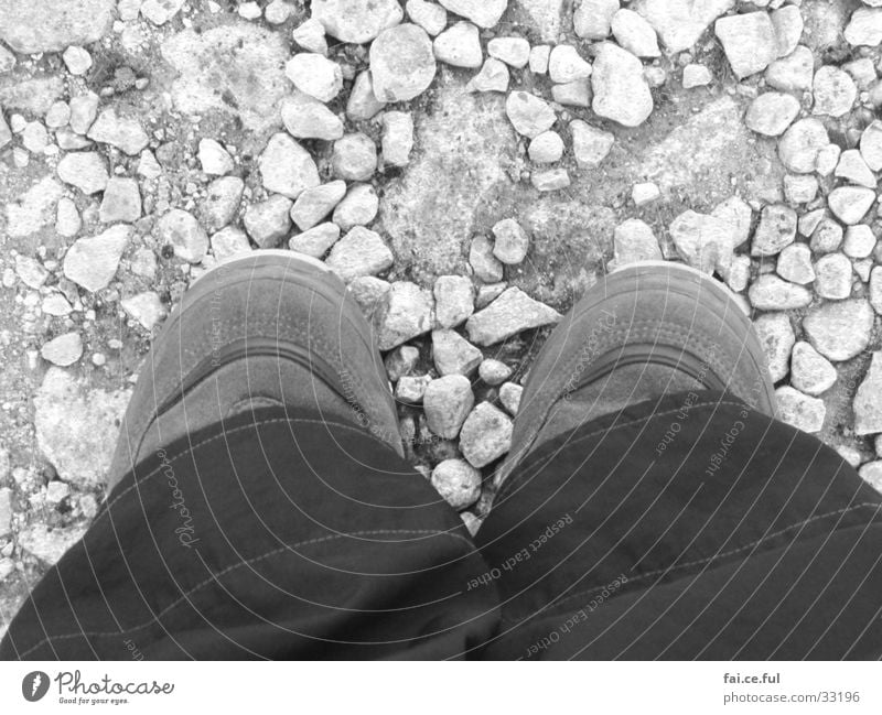 Kleine Füße Vogelperspektive Symmetrie Hose Schuhe Fuß Stein Schwarzweißfoto stehen