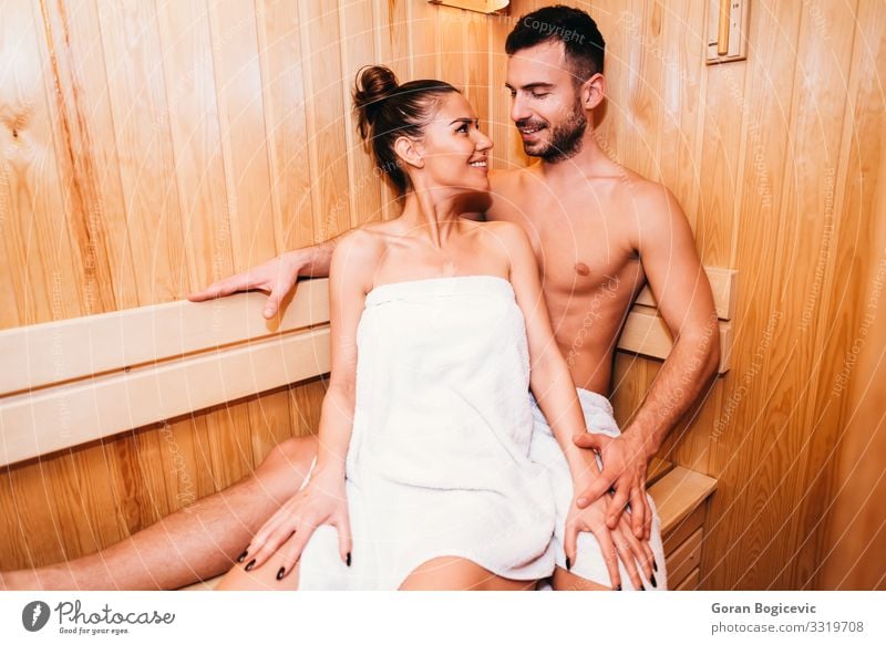 Junges Paar entspannt sich in der Sauna Lifestyle Reichtum schön Körper Haut Behandlung Wellness Erholung Spa Mensch Junge Frau Jugendliche Erwachsene Mann