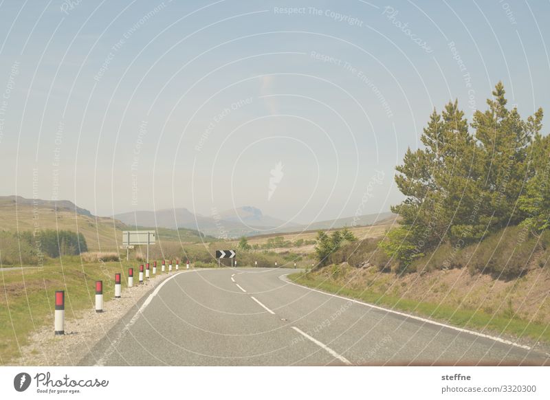 kurvige Landstraße Straße Kurve Ausflug Linksverkehr Landschaftsformen Urlaubsstimmung Schottland