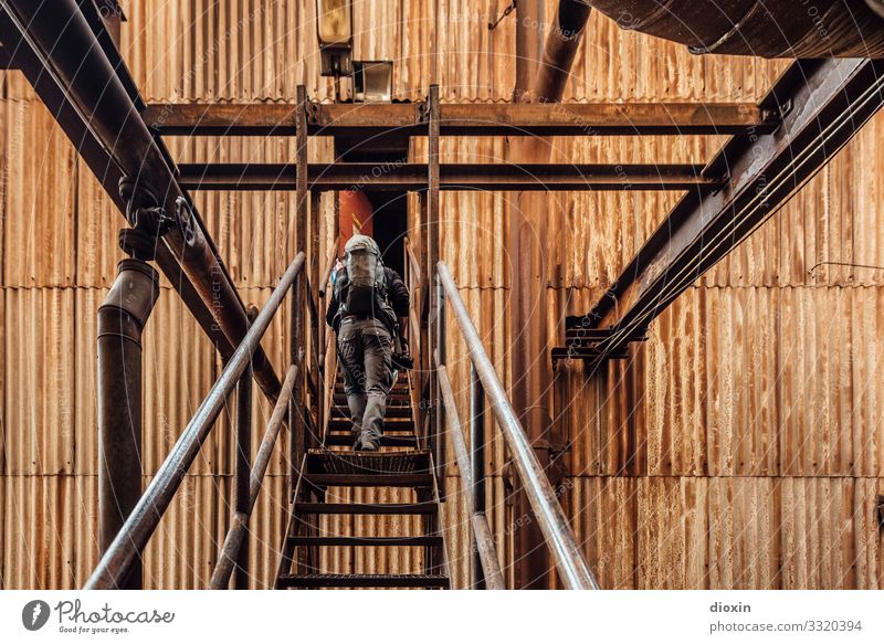Unknown territories Abenteuer Mensch maskulin Junger Mann Jugendliche 1 30-45 Jahre Erwachsene Industrieanlage Ruine Stahlwerk Treppe Fassade entdecken alt