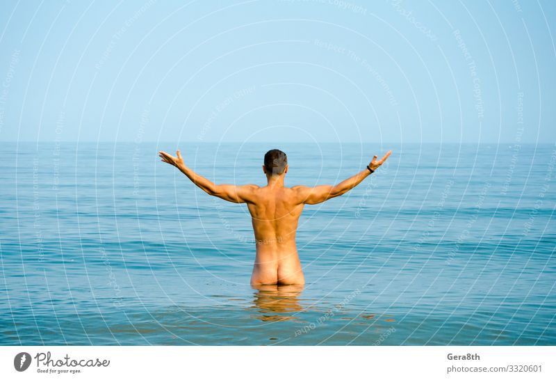 nackter Mann im blauen Wasser Strand Meer Sport Erwachsene Gesäß Himmel Horizont Küste sportlich Rücken baden Bodybuilding Verschluss Hintern Windstille
