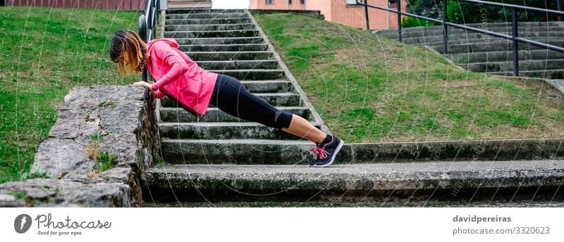 Sportlerin macht Liegestütze im Freien Körper Internet Mensch Frau Erwachsene Gras Turnschuh Fitness dünn natürlich Athlet unterstützt Wand Treppe