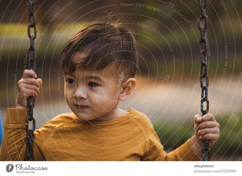 fröhlicher Junge, der draußen im Park spielt Mensch Kind 1 1-3 Jahre Kleinkind gehen gut lustig Farbfoto mehrfarbig Nahaufnahme Detailaufnahme