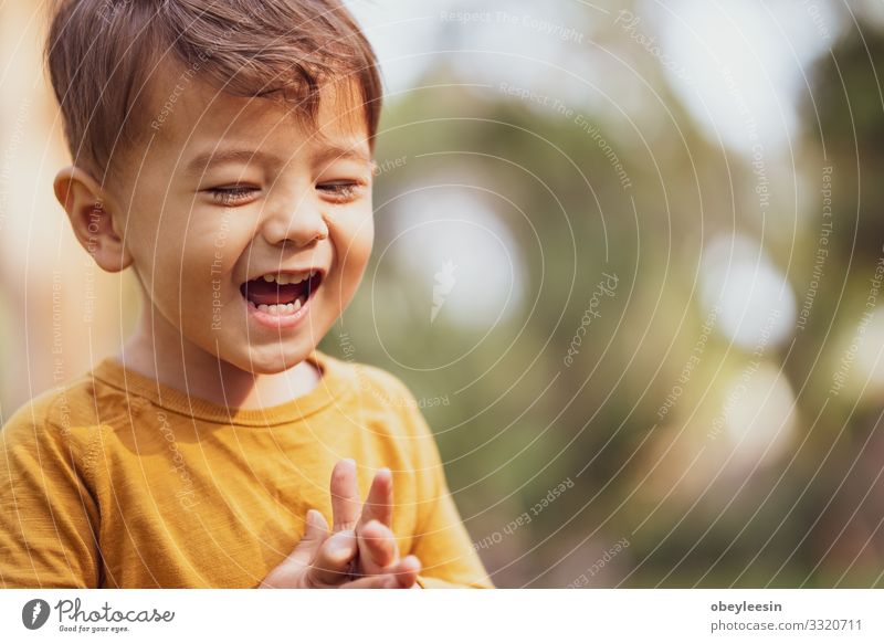 fröhlicher Junge, der draußen im Park spielt Lifestyle Freude Glück Freizeit & Hobby Spielen Kind Mann Erwachsene Familie & Verwandtschaft Freundschaft Kindheit