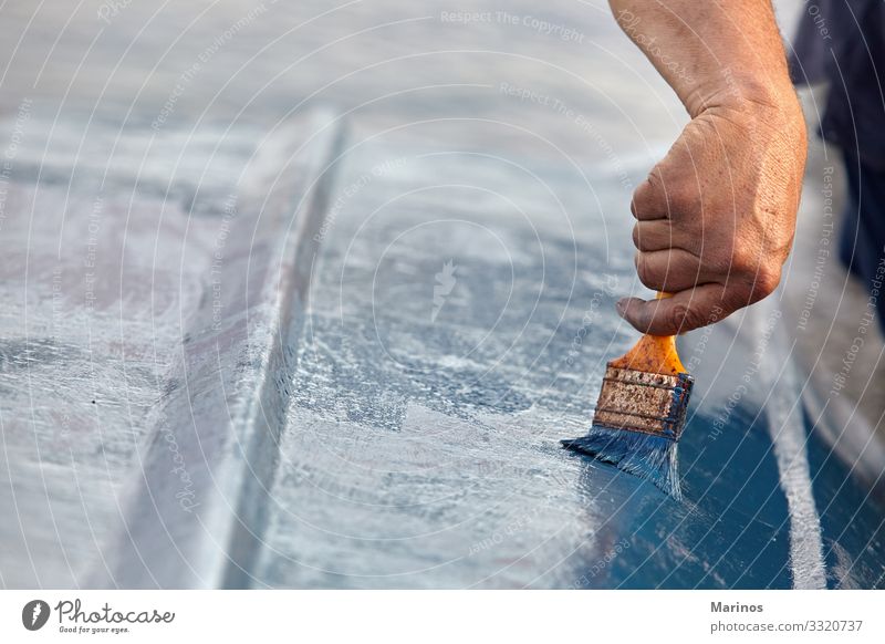 Mann malt Boot mit blauer Farbe. Design Meer Handwerk Mensch Erwachsene Kunst Wasserfahrzeug Kreativität Pinselblume Halt Bürste Malerei Künstler Palette