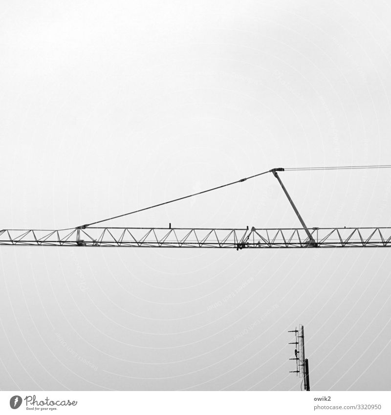 Hochgearbeitet Arbeit & Erwerbstätigkeit Arbeitsplatz Baustelle Wolken Baukran Kranarm Gestänge Antenne empfangsbereit Metall Zusammensein groß hoch oben