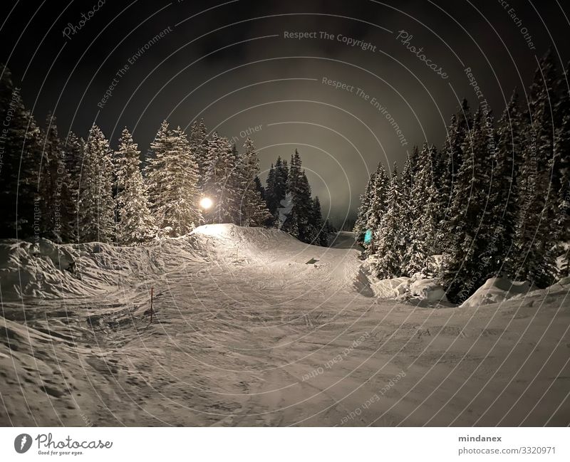 Nacht-Piste Wintersport Skifahren Skier Snowboard Skipiste Nachthimmel Schnee Alpen Berge u. Gebirge grau schwarz weiß Ferien & Urlaub & Reisen Tourismus