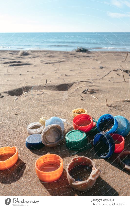 Am Strand gesammelte Plastikpfropfen. Meer Aktivismus handelt Erkenntnis Herausforderung Sauberkeit Küste Bildung Umwelt frei Zukunft Müll Mikro Kunststoff
