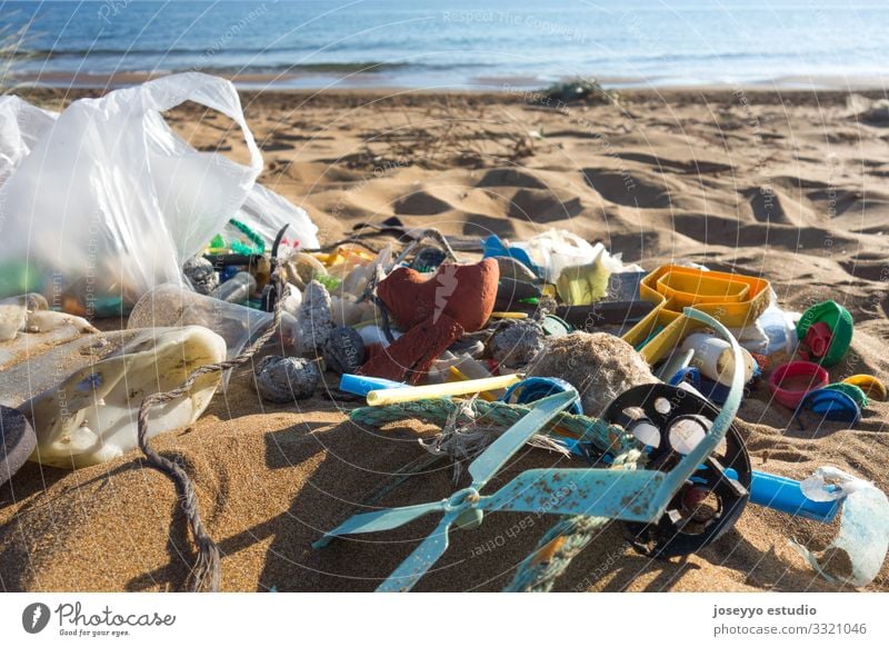 Am Strand gesammelter Plastikmüll. Meer Aktivismus Erkenntnis Flasche Herausforderung Sauberkeit Küste abholen Ohrenstäbchen Bildung Umwelt Zukunft Müll Mikro