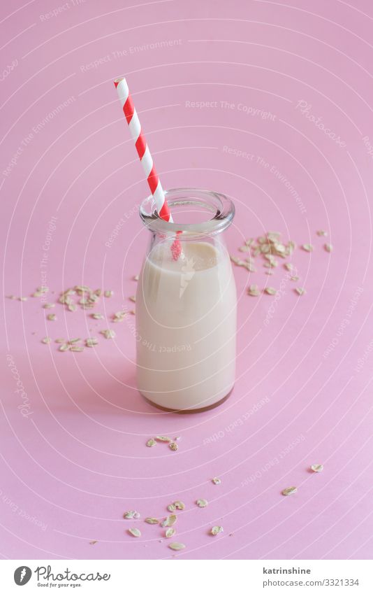 Vegane Hafer-Milch, nicht-milchhaltige Alternativmilch Gemüse Ernährung Frühstück Vegetarische Ernährung Diät Getränk Flasche Tisch frisch natürlich rosa melken