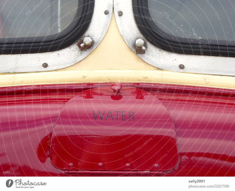 Wassereinfüllklappe... Kühlwasser Klappe Metall einfüllen Bus Oldtimer rot englisch Niete poliert alt Verkehr retro Verkehrsmittel Einfüllklappe Fahrzeug