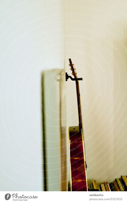 Gitarre an der Wand Musik Musikinstrument Saiteninstrumente hängen Wohnung Raum Innenarchitektur Ecke Nische aufbewahren Halterung Seite Profil seitwärts