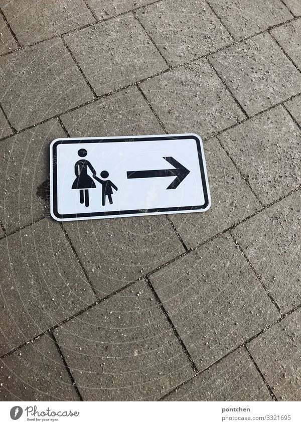 Straßenschild Fußgängerweg liegt auf dem Boden. Pfeil. Mutter und Kind Mensch maskulin feminin Kleinkind Mädchen Junge Frau Erwachsene 2 1-3 Jahre 3-8 Jahre