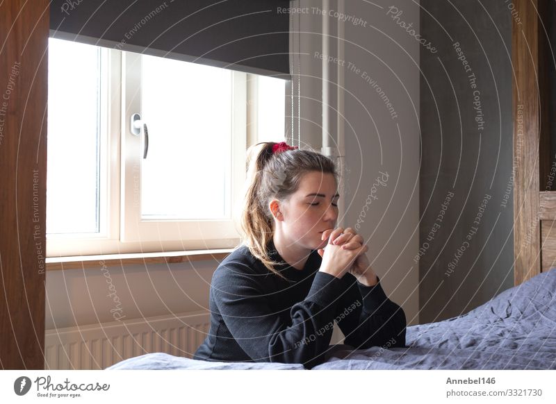 Religiöse Betende Frau betet an ihrem Bett schön Gesicht Meditation Mensch Erwachsene Hand Kirche alt Liebe Traurigkeit dunkel schwarz weiß Hoffnung