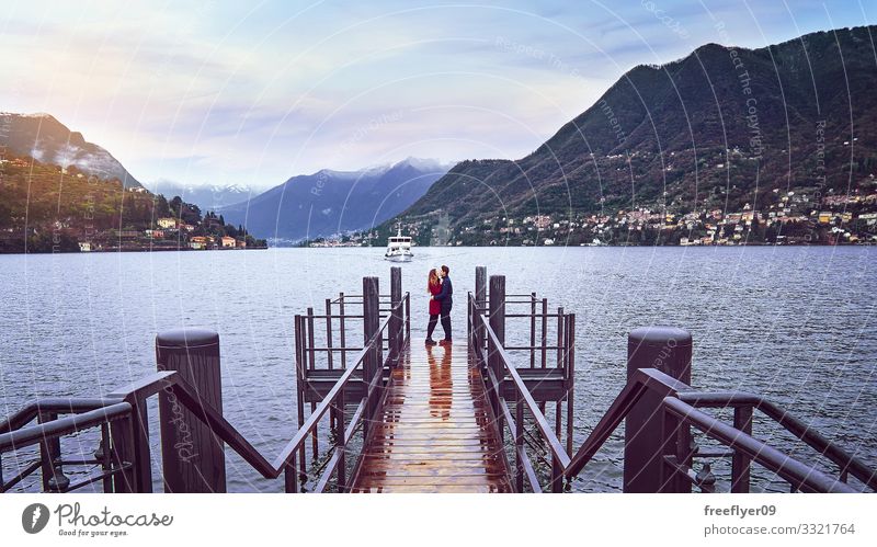 Junges Paar küsst sich auf dem Deck des Lago di Como in Italien Erholung ruhig Ferien & Urlaub & Reisen Sommer Berge u. Gebirge Hochzeit Mensch maskulin feminin