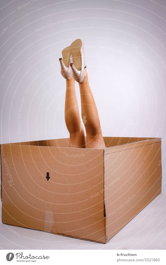 auspacken Lifestyle kaufen elegant Stil Freude schön Wirtschaft Business feminin Frau Erwachsene Beine Strumpfhose Schuhe Damenschuhe Verpackung Paket wählen